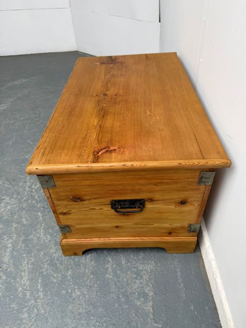 A LOVELY ANTIQUEOLD PINE WAXED VICTORIAN BLANKET BOX - ADDITIONAL PHOTO 8