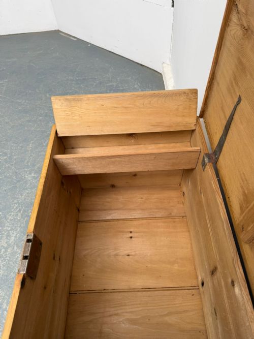 A LOVELY ANTIQUEOLD PINE WAXED VICTORIAN BLANKET BOX - ADDITIONAL PHOTO 9