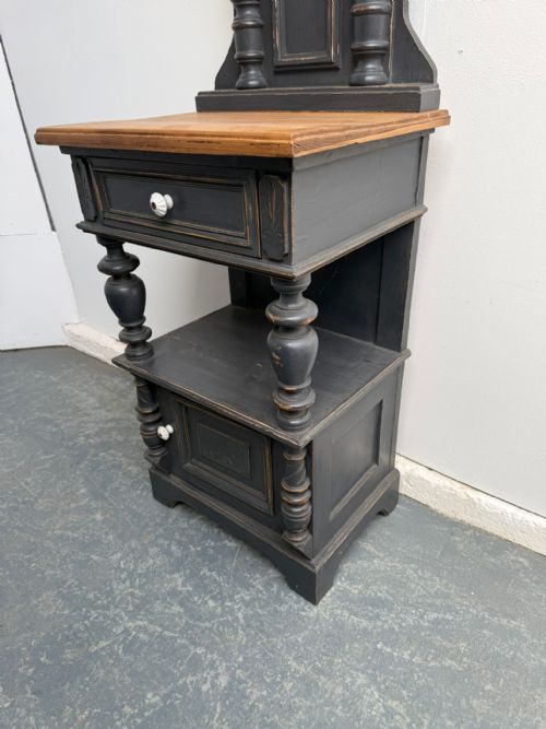 A LOVELY ANTIQUE OLD PINE PAINTED LIGHT GREY VICTORIAN COLUMNED BEDSIDE CABINET - ADDITIONAL PHOTO 1