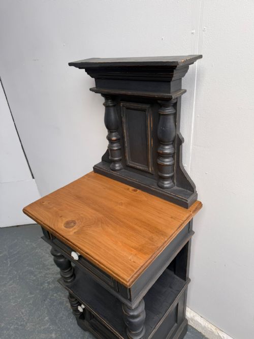 A LOVELY ANTIQUE OLD PINE PAINTED LIGHT GREY VICTORIAN COLUMNED BEDSIDE CABINET - ADDITIONAL PHOTO 2