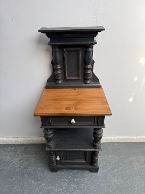 A LOVELY ANTIQUE OLD PINE PAINTED LIGHT GREY VICTORIAN COLUMNED BEDSIDE CABINET - ADDITIONAL PHOTO 3