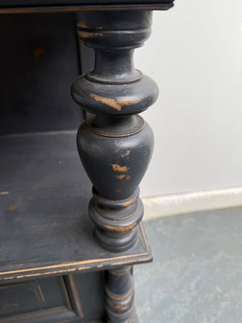A LOVELY ANTIQUE OLD PINE PAINTED LIGHT GREY VICTORIAN COLUMNED BEDSIDE CABINET - ADDITIONAL PHOTO 4