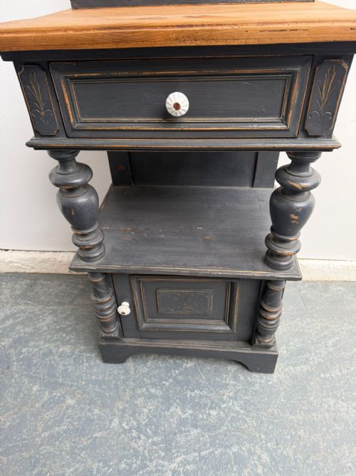 A LOVELY ANTIQUE OLD PINE PAINTED LIGHT GREY VICTORIAN COLUMNED BEDSIDE CABINET - ADDITIONAL PHOTO 5