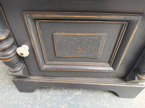 A LOVELY ANTIQUE OLD PINE PAINTED LIGHT GREY VICTORIAN COLUMNED BEDSIDE CABINET - ADDITIONAL PHOTO 7