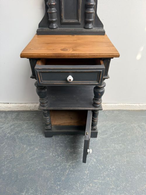 A LOVELY ANTIQUE OLD PINE PAINTED LIGHT GREY VICTORIAN COLUMNED BEDSIDE CABINET - ADDITIONAL PHOTO 8