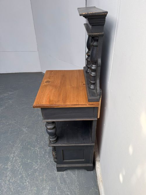 A LOVELY ANTIQUE OLD PINE PAINTED LIGHT GREY VICTORIAN COLUMNED BEDSIDE CABINET - ADDITIONAL PHOTO 9