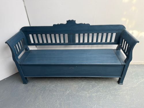 A LOVELY PAINTED BLUE ORIGINAL VICTORIAN PINE HUNGARIAN 3SEATER BOX SETTLE - ADDITIONAL PHOTO 6