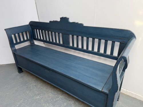 A LOVELY PAINTED BLUE ORIGINAL VICTORIAN PINE HUNGARIAN 3SEATER BOX SETTLE - ADDITIONAL PHOTO 3