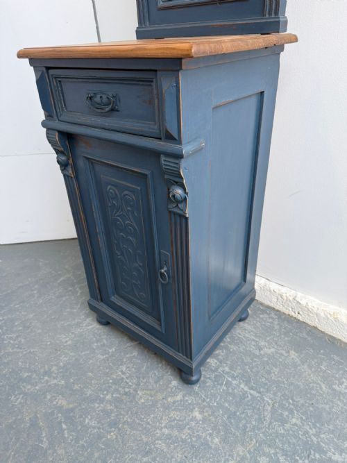 A SUPERB ANTIQUE OLD PINE PAINTED CARVED BLUE VICTORIAN BEDSIDE CABINET - ADDITIONAL PHOTO 2