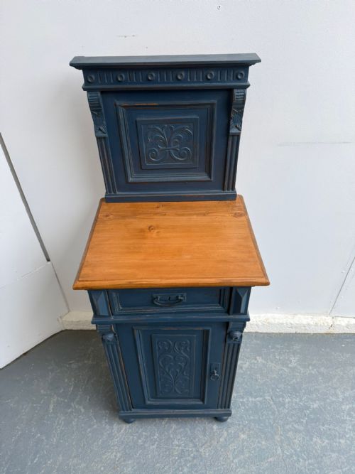 A SUPERB ANTIQUE OLD PINE PAINTED CARVED BLUE VICTORIAN BEDSIDE CABINET - ADDITIONAL PHOTO 3