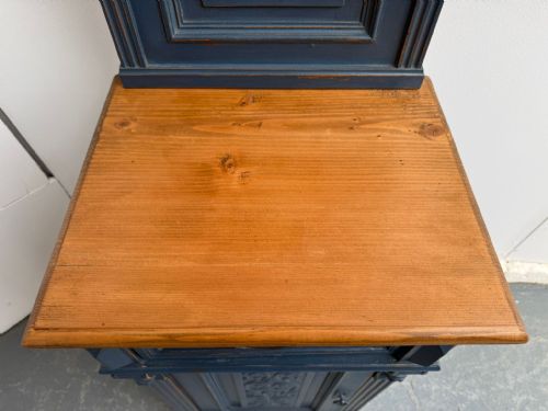 A SUPERB ANTIQUE OLD PINE PAINTED CARVED BLUE VICTORIAN BEDSIDE CABINET - ADDITIONAL PHOTO 4