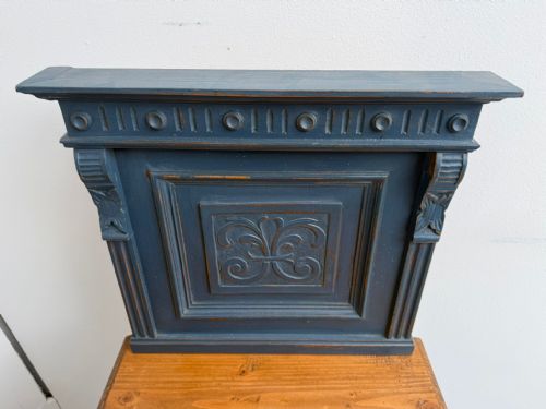 A SUPERB ANTIQUE OLD PINE PAINTED CARVED BLUE VICTORIAN BEDSIDE CABINET - ADDITIONAL PHOTO 6