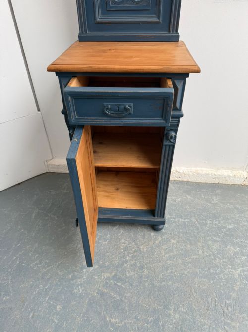 A SUPERB ANTIQUE OLD PINE PAINTED CARVED BLUE VICTORIAN BEDSIDE CABINET - ADDITIONAL PHOTO 7