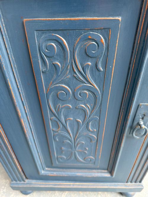 A SUPERB ANTIQUE OLD PINE PAINTED CARVED BLUE VICTORIAN BEDSIDE CABINET - ADDITIONAL PHOTO 10