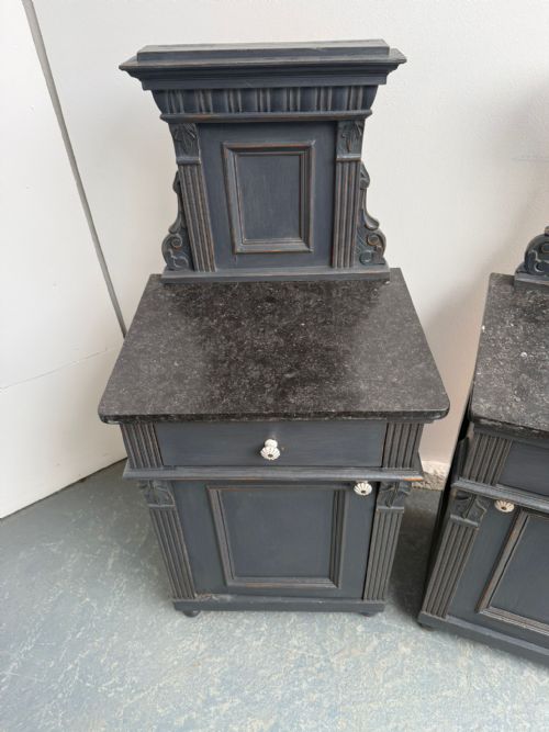 A LOVELY PAIR OF ORIGINAL HUNGARIAN ANTIQUE OAK PINE MARBLE BEDSIDE CABINETS - ADDITIONAL PHOTO 4