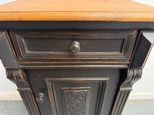 A BEAUTIFULLY PAINTED BLACK PINE OAK CARVED VICTORIAN BEDSIDE CABINET - ADDITIONAL PHOTO 3