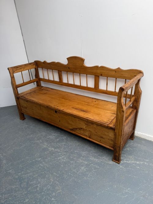 A GENUINE HUNGARIAN ANTIQUE OLD PINE WAXED GEORGIAN 3 SEATER BOX SETTLE