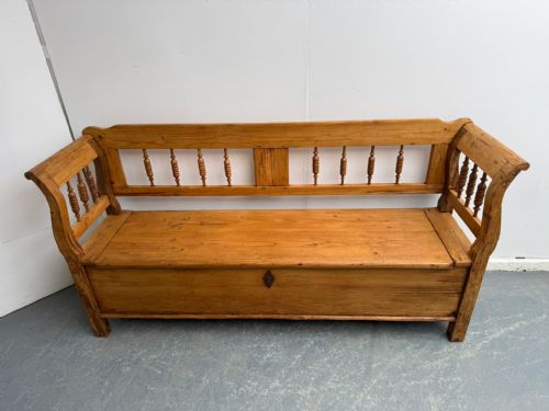 A LOVELY ORIGINAL HUNGARIAN ANTIQUE OLD PINE WAXED SPINDLED 23 SEATER BENCH - ADDITIONAL PHOTO 1