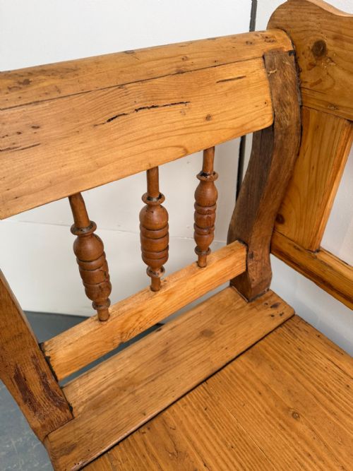 A LOVELY ORIGINAL HUNGARIAN ANTIQUE OLD PINE WAXED SPINDLED 23 SEATER BENCH - ADDITIONAL PHOTO 3