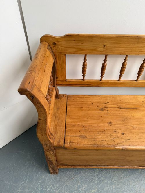 A LOVELY ORIGINAL HUNGARIAN ANTIQUE OLD PINE WAXED SPINDLED 23 SEATER BENCH - ADDITIONAL PHOTO 6