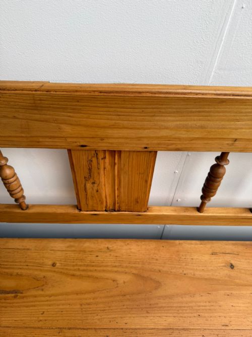 A LOVELY ORIGINAL HUNGARIAN ANTIQUE OLD PINE WAXED SPINDLED 23 SEATER BENCH - ADDITIONAL PHOTO 7