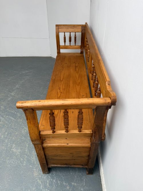A LOVELY ORIGINAL HUNGARIAN ANTIQUE OLD PINE WAXED SPINDLED 23 SEATER BENCH - ADDITIONAL PHOTO 9