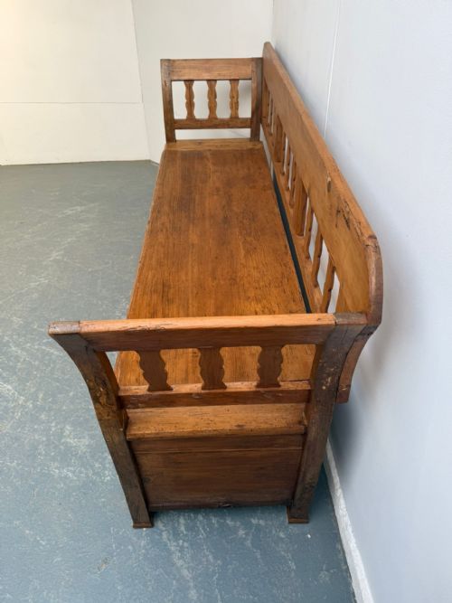 A GEORGIAN HUNGARIAN ANTIQUE OLD PINE WAXED 3 SEATER BOX SETTLE - ADDITIONAL PHOTO 2