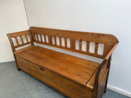 A GEORGIAN HUNGARIAN ANTIQUE OLD PINE WAXED 3 SEATER BOX SETTLE - ADDITIONAL PHOTO 3