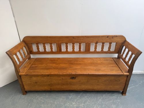 A GEORGIAN HUNGARIAN ANTIQUE OLD PINE WAXED 3 SEATER BOX SETTLE - ADDITIONAL PHOTO 4