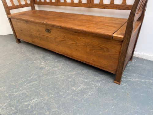 A GEORGIAN HUNGARIAN ANTIQUE OLD PINE WAXED 3 SEATER BOX SETTLE - ADDITIONAL PHOTO 5