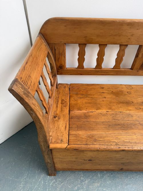 A GEORGIAN HUNGARIAN ANTIQUE OLD PINE WAXED 3 SEATER BOX SETTLE - ADDITIONAL PHOTO 6