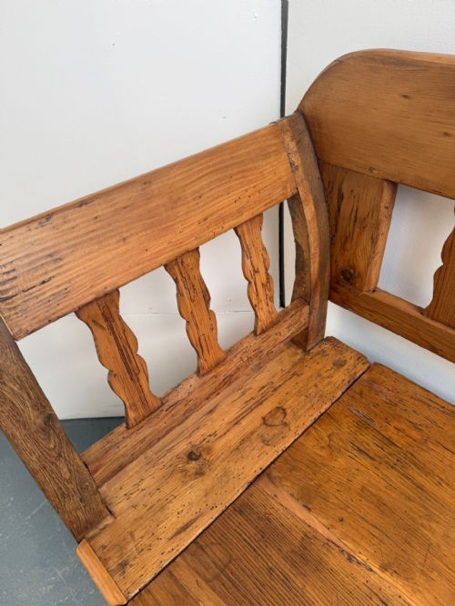 A GEORGIAN HUNGARIAN ANTIQUE OLD PINE WAXED 3 SEATER BOX SETTLE - ADDITIONAL PHOTO 7