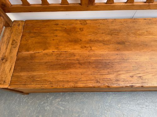 A GEORGIAN HUNGARIAN ANTIQUE OLD PINE WAXED 3 SEATER BOX SETTLE - ADDITIONAL PHOTO 9
