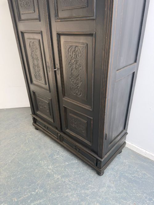 A GENUINE HUNGARIAN 1 PIECE PAINTED BLACK PINE OAK HALL WARDROBE - ADDITIONAL PHOTO 2