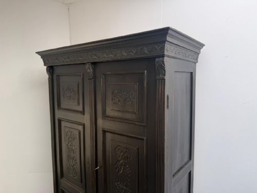 A BEAUTIFUL HUNGARIAN 1 PIECE PAINTED BLACK PINE OAK HALL WARDROBE - ADDITIONAL PHOTO 1