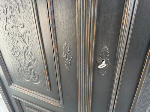 A BEAUTIFUL HUNGARIAN 1 PIECE PAINTED BLACK PINE OAK HALL WARDROBE - ADDITIONAL PHOTO 4