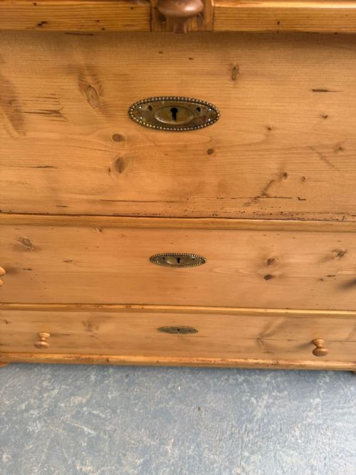 A HUGE ANTIQUE OLD PINE GENUINE VICTORIAN HUNGARIAN 5 DRAWER CHEST OF DRAWERS - ADDITIONAL PHOTO 4