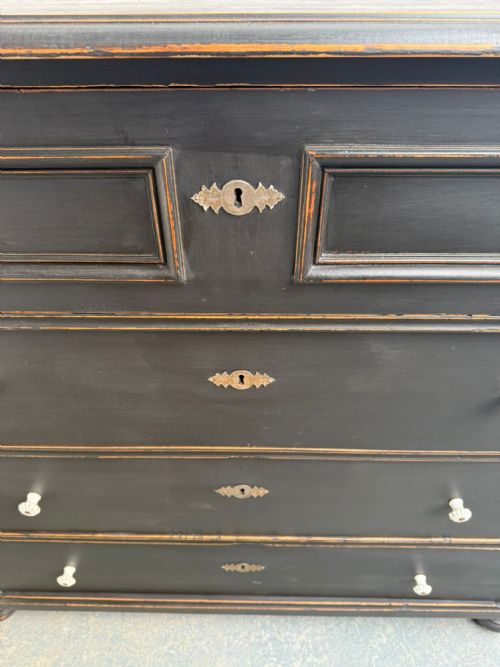 A MINT CLEAN ANTIQUE PINE HUNGARIAN VICTORIAN PAINTED BLACK CHEST OF DRAWERS - ADDITIONAL PHOTO 5