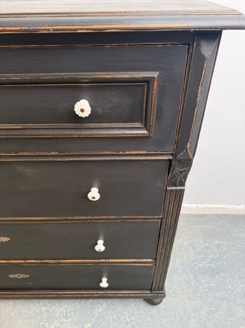 A MINT CLEAN ANTIQUE PINE HUNGARIAN VICTORIAN PAINTED BLACK CHEST OF DRAWERS - ADDITIONAL PHOTO 6