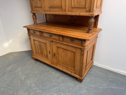 A MASSIVE IMPRESSIVE HUNGARIAN 3 DOOR ANTIQUE OLD PINE WAXED KITCHEN DRESSER - ADDITIONAL PHOTO 1