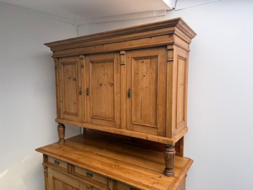 A MASSIVE IMPRESSIVE HUNGARIAN 3 DOOR ANTIQUE OLD PINE WAXED KITCHEN DRESSER - ADDITIONAL PHOTO 2