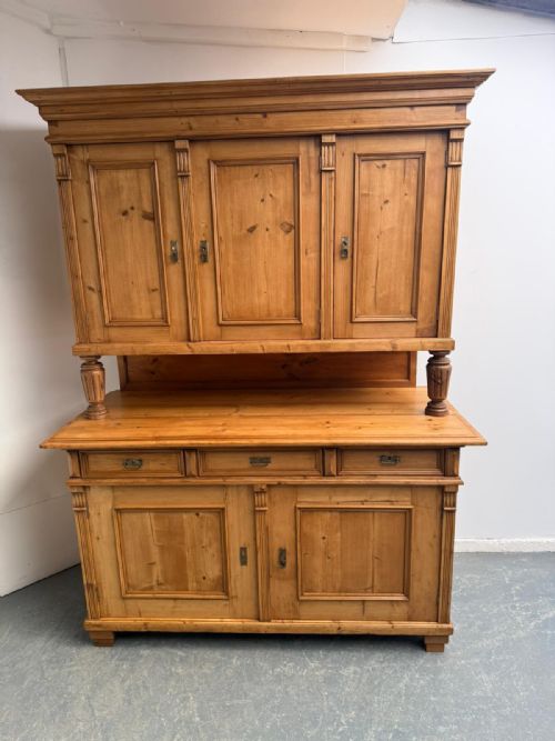 A MASSIVE IMPRESSIVE HUNGARIAN 3 DOOR ANTIQUE OLD PINE WAXED KITCHEN DRESSER - ADDITIONAL PHOTO 3