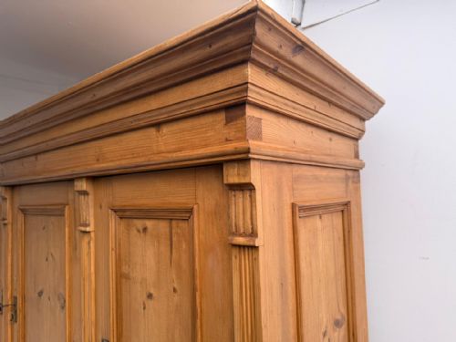 A MASSIVE IMPRESSIVE HUNGARIAN 3 DOOR ANTIQUE OLD PINE WAXED KITCHEN DRESSER - ADDITIONAL PHOTO 4