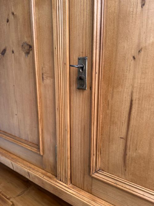 A MASSIVE IMPRESSIVE HUNGARIAN 3 DOOR ANTIQUE OLD PINE WAXED KITCHEN DRESSER - ADDITIONAL PHOTO 5