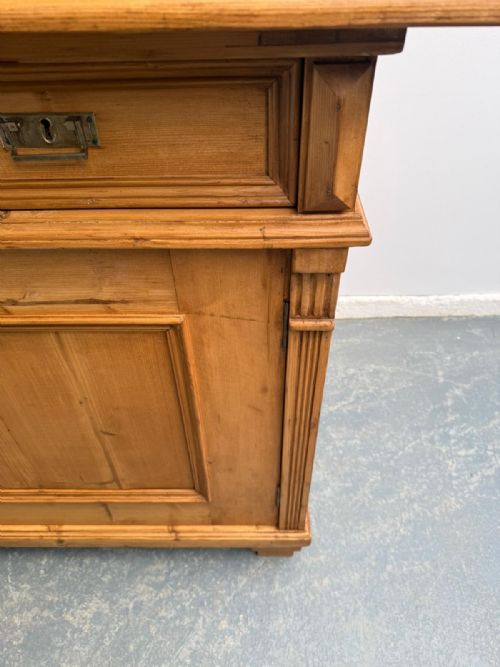 A MASSIVE IMPRESSIVE HUNGARIAN 3 DOOR ANTIQUE OLD PINE WAXED KITCHEN DRESSER - ADDITIONAL PHOTO 7