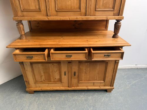 A MASSIVE IMPRESSIVE HUNGARIAN 3 DOOR ANTIQUE OLD PINE WAXED KITCHEN DRESSER - ADDITIONAL PHOTO 8
