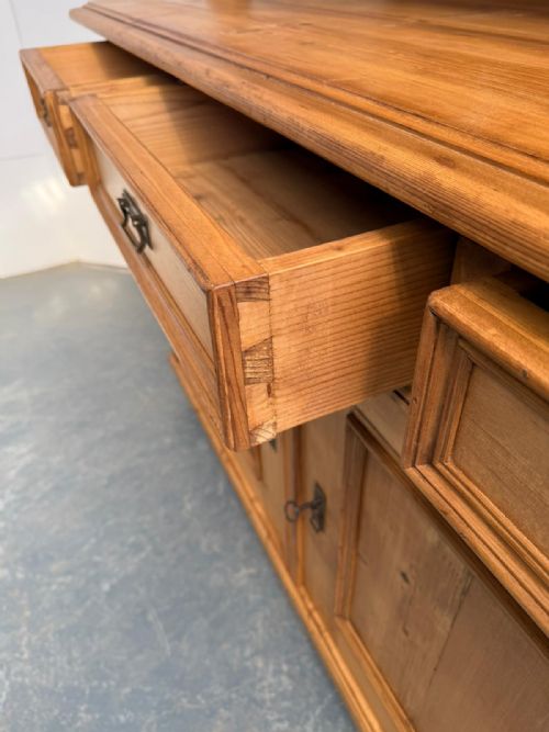 A MASSIVE IMPRESSIVE HUNGARIAN 3 DOOR ANTIQUE OLD PINE WAXED KITCHEN DRESSER - ADDITIONAL PHOTO 11