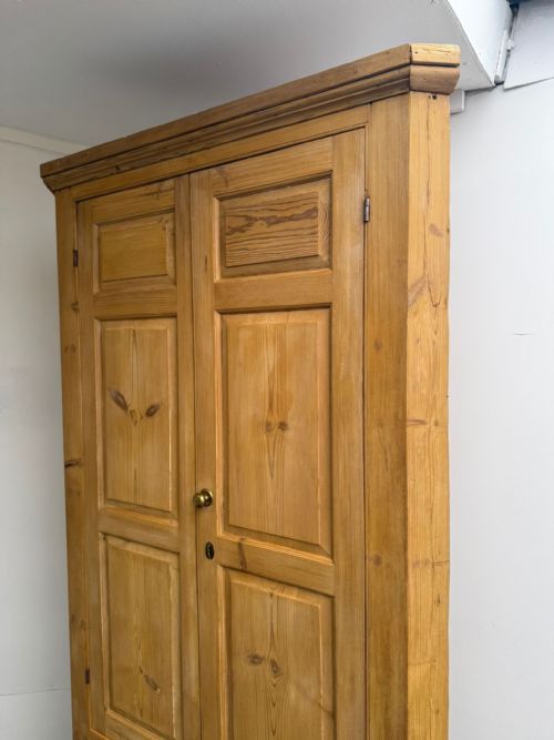 A FANTASTIC GEORGIAN ANTIQUE PINE TALL 3 DOOR 1 PIECE CORNER DRINKS CABINET - ADDITIONAL PHOTO 1