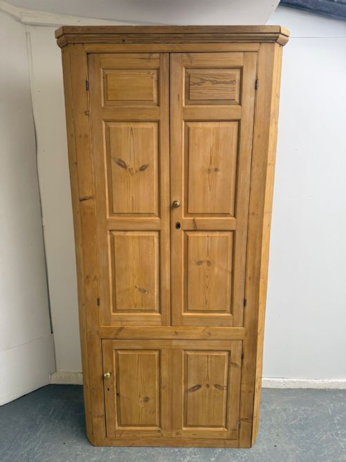 A FANTASTIC GEORGIAN ANTIQUE PINE TALL 3 DOOR 1 PIECE CORNER DRINKS CABINET - ADDITIONAL PHOTO 2