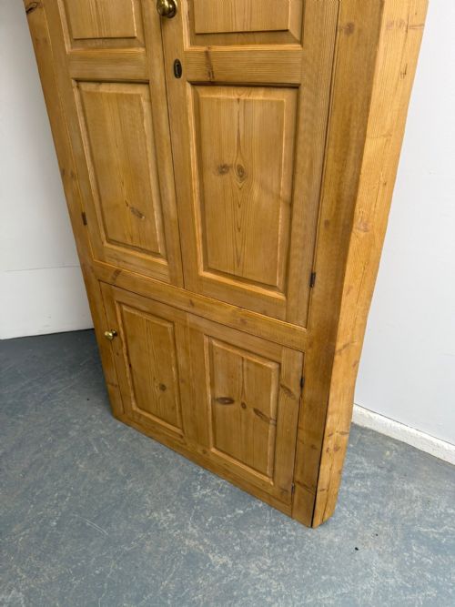 A FANTASTIC GEORGIAN ANTIQUE PINE TALL 3 DOOR 1 PIECE CORNER DRINKS CABINET - ADDITIONAL PHOTO 3